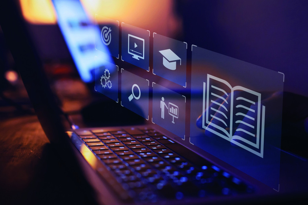 Wizualizacja pracy i nauki zdalnej - zbliżenie na klawiaturę i wirtualny ekran składający się z kilku ikon