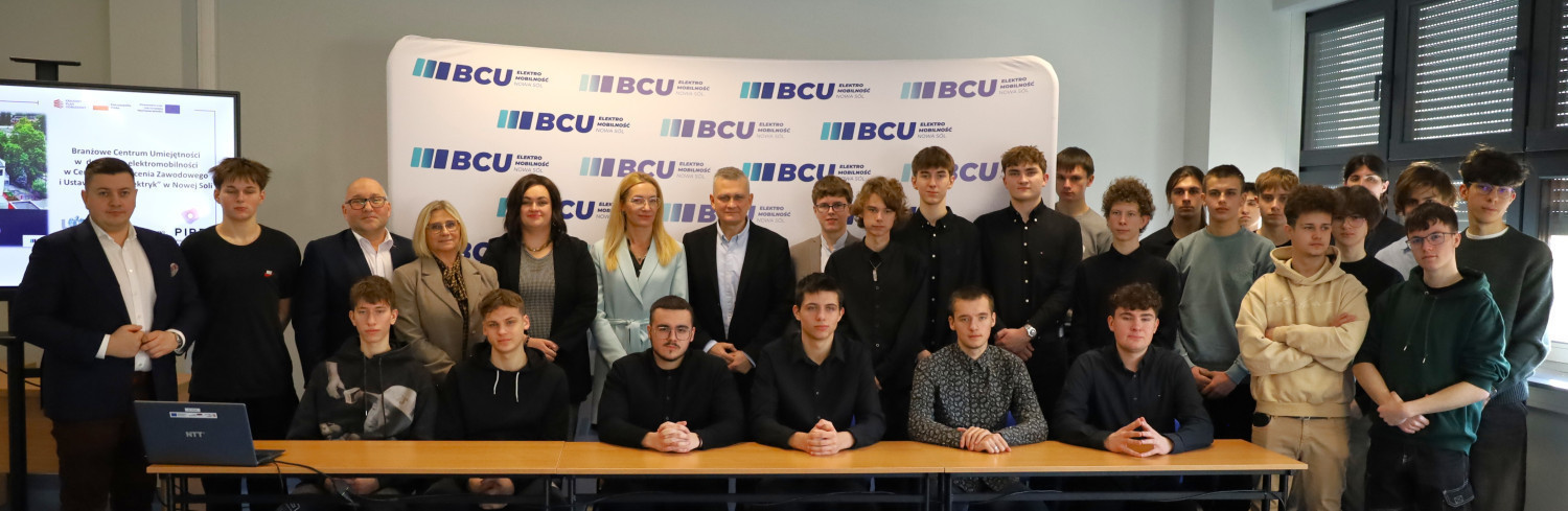 Zdjęcie grupowe uczestników spotkania w Nowej Soli