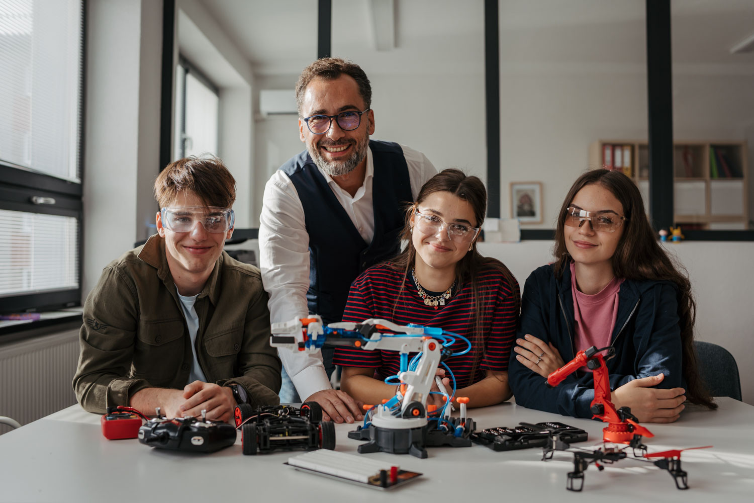 Uczniowie szkoły średniej pracują nad projektem dotyczącym robotyki ze swoim nauczycielem